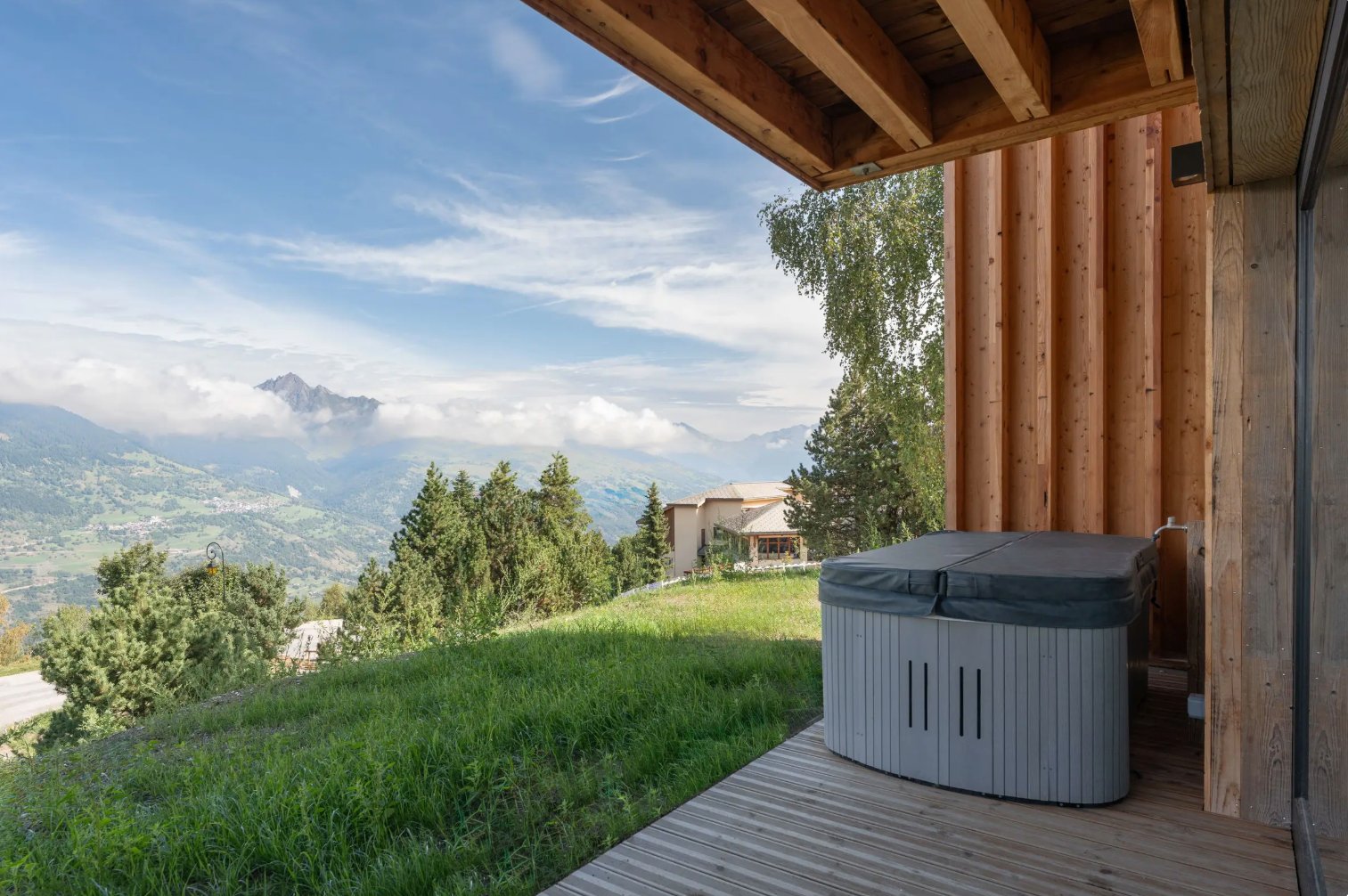 Chalet ASTRO - Jacuzzi extérieur sur terrasse vue Alpes