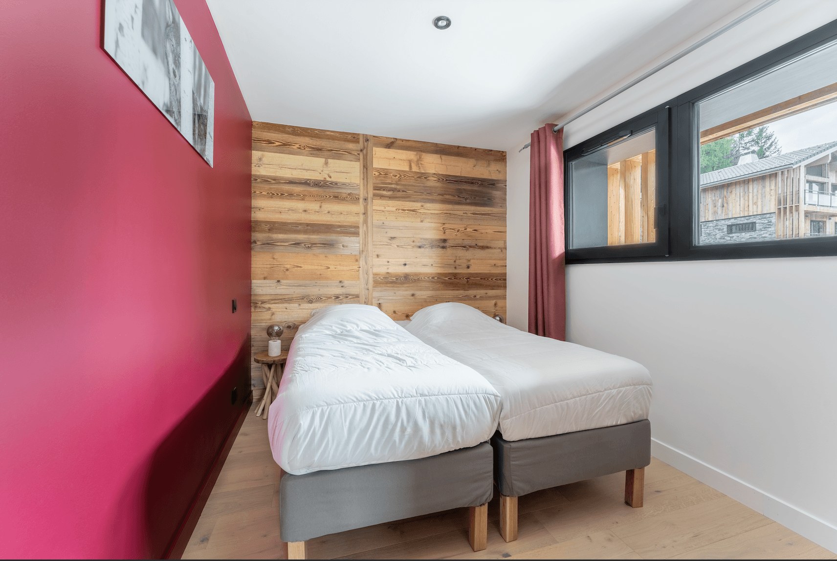 Chalet ASTRO La Plagne - Chambre Framboise avec lits jumeaux et mur en bois recyclé