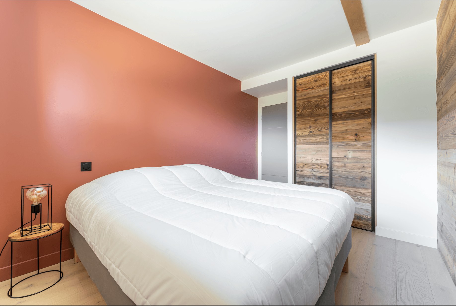 Chalet ASTRO Montalbert - Chambre Terracotta avec dressing en bois brut
