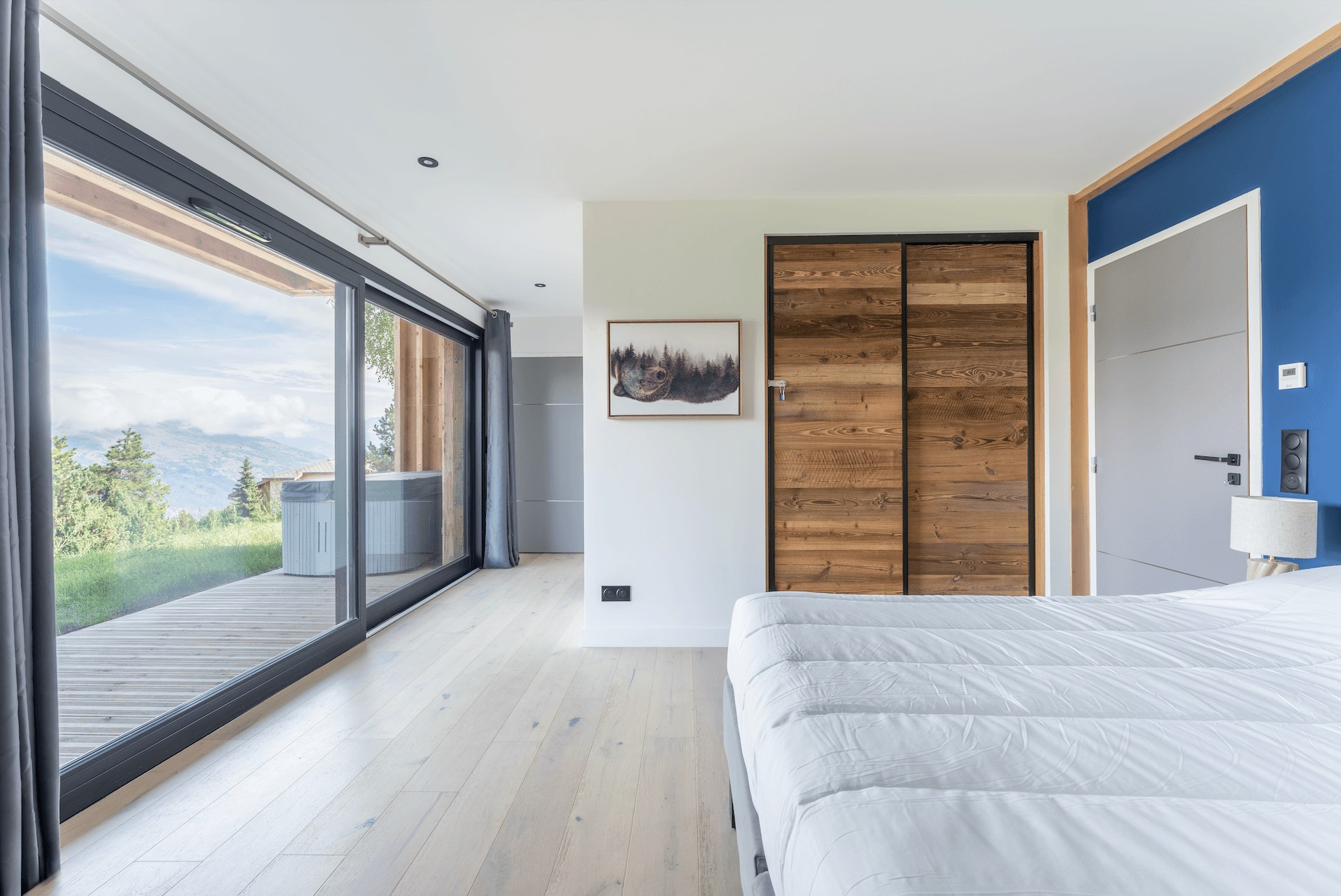 Chalet ASTRO Montalbert - Suite Panorama avec baie vitrée donnant sur la terrasse et le jacuzzi